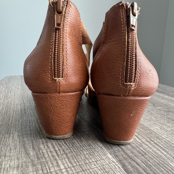 EuroSOFT by Sofft Stylish Sandals with Brown and Tan Straps - Picture 3 of 11